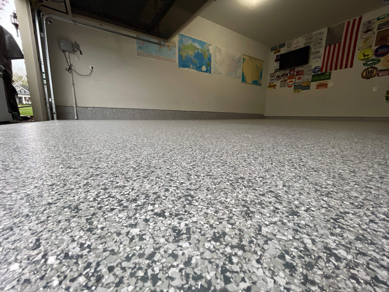 Sleek garage floor surface with a clear close-up of the flake detail and gloss.